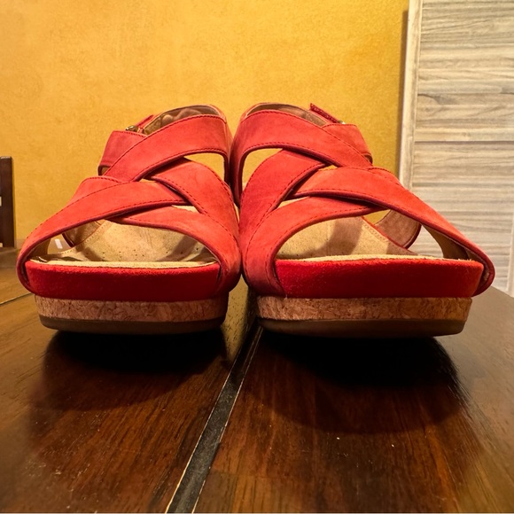 Clarks women’s size 9.5 red wedge platform sandals - Picture 10 of 11